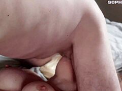 Прсата беба добија јебање у грлу и прекривено спермом