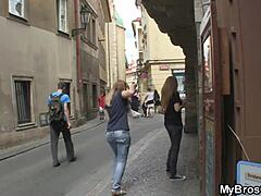 Gadis Czech berambut pirang menunggang zakar kawannya