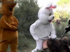 Una conejita viciosa en un video musical