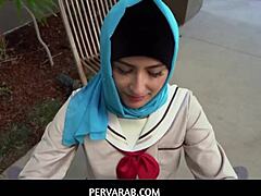 Arabisches Mädchen im Hijab lernt den Penis eines Mannes zu verwöhnen
