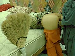 Una affascinante cameriera pakistana sperimenta il suo primo incontro anale