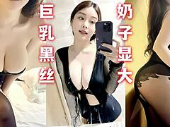 Asiatisk amatør med store naturlige bryster bliver fræk i hjemmelavet video