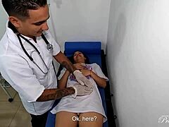 Lia Ponce soddisfa la sua voglia di anale con un dottore