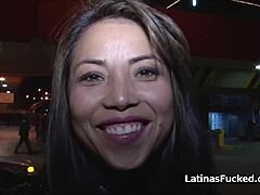 Amatör Latina i underkläder blir upphämtad på en parkeringsplats