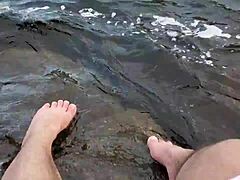 Микас с большими и волосатыми ногами наслаждается игрой босиком в воде