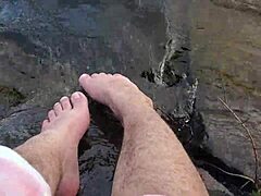Picioarele mari și păroase ale lui Mika se bucură de joaca desculță în apă