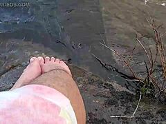 Picioarele mari și păroase ale lui Mika se bucură de joaca desculță în apă