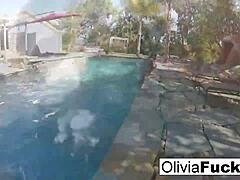 Olivias escapade au bord de la piscine avec ses atouts voluptueux