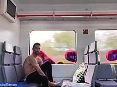 Europeisk hunk viser frem sin atletiske kropp på en vågal togtur