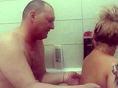 Bir çift birlikte sıcak bir duşun tadını çıkarıyor