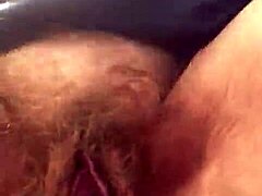 Idősebb német nő felfedi borotválatlan hüvelyét