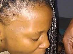 Anita Ngcobo le hace una mamada con garganta profunda a un negro