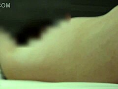 Keski-ikäinen Japanilainen nainen kokee intensiivistä nautintoa ja orgasmin yhdynnän aikana