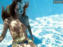 Naturalny talent Ivi Reins do pływania prezentuje się w warunkach plenerowych