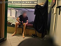 דיירי אכסניה אירופאים מתפנקים באוננות במקלחת