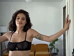 Natalie Del Real, zmyselná latinská modelka MILF, predvádza svoju atraktívnu postavu pre Playboy