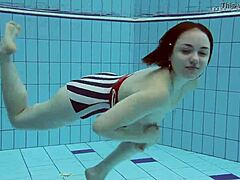 Model baju renang Rusia Lada Poleshuks sesi kolam renang yang panas