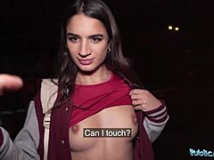 大きなおっぱいを持つフランス人モデルが、公共の場で見知らぬ男性と後ろからセックスを楽しむ