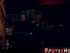 La séductrice BDSM Gina Valentine expérimente sa première rencontre avec un strapon