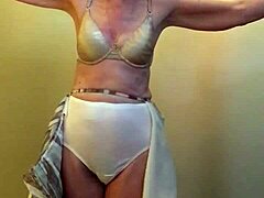 Een volwassen christelijke missionaris gevangen en uitgekleed, vervolgens onderworpen aan BDSM-zweepslagen tot een orgasme