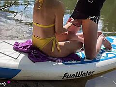 Een heerlijke dag voor intimiteit in de buitenlucht met stiefzus op een rivieroever