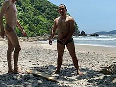 Homofilt par nyter strandsex i HD-video