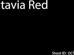 Octavia Red experimenta un intenso estiramiento y orgasmo
