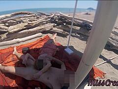Professora europeia exibe nudez na praia para prazer público dos voyeurs