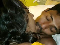زوجة هندية جميلة تقبل بحماس وممارسة الجنس المكثف في حافلة .