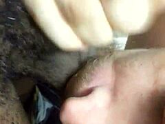 Un bărbat gay dă adânc în gât unui penis negru mare