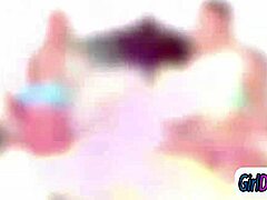 Pornostar Eliza Jane, bu videoda göğüslü kamera annesi Brett Rossis'e bir meme yalama yapıyor