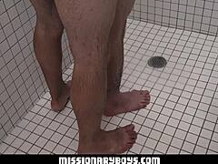 Egy mormon pap a közösségből szexel egy fiatal férfival a zuhany alatt