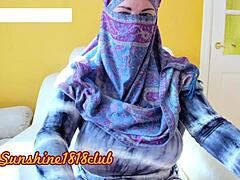 En barmfagre mellemøstlig kone i hijab engagerer sig i webcam sex