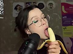 Una ragazza dal seno piccolo fa una gola profonda a una banana enorme in HD