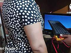 Amatör teknisyen bilgisayarı tamir ediyor ve ev yapımı videoda sıcak Hintli kadını sikiyor