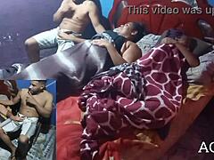 Amateur stiefvader en stiefdochter gaan van achteren seks aan terwijl schoonmoeder snurkt - dubbele camerahoeken