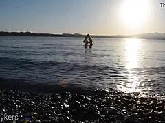 זוג מציצני צופה במאהבים עוסקים במפגש אינטימי על החוף