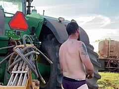 게이 농부가 야외에서 옷을 벗고 시청자들의 쾌락을 느껴보세요!