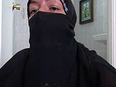 En muslimsk kvinde engagerer sig i intense og utraditionelle seksuelle aktiviteter med en seksuelt afvigende fransk mand