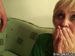 סבתא בלונדינית עם קמטים מקבלת טריפל קבוצתי עם שני גברים