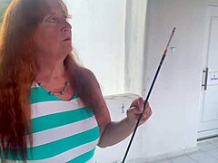 Sultry Augusta hengiver sig til offentlig rygning med en provokerende cigaretholder