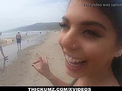 Peselancar berisi Gina Valentina menikmati seks yang intens di pantai