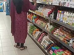 Indisk hemmafru får creampie av sin styvson efter shoppingtur