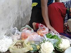 Индијанка црвенокоса у секси одећи продаје поврће гладним странцима